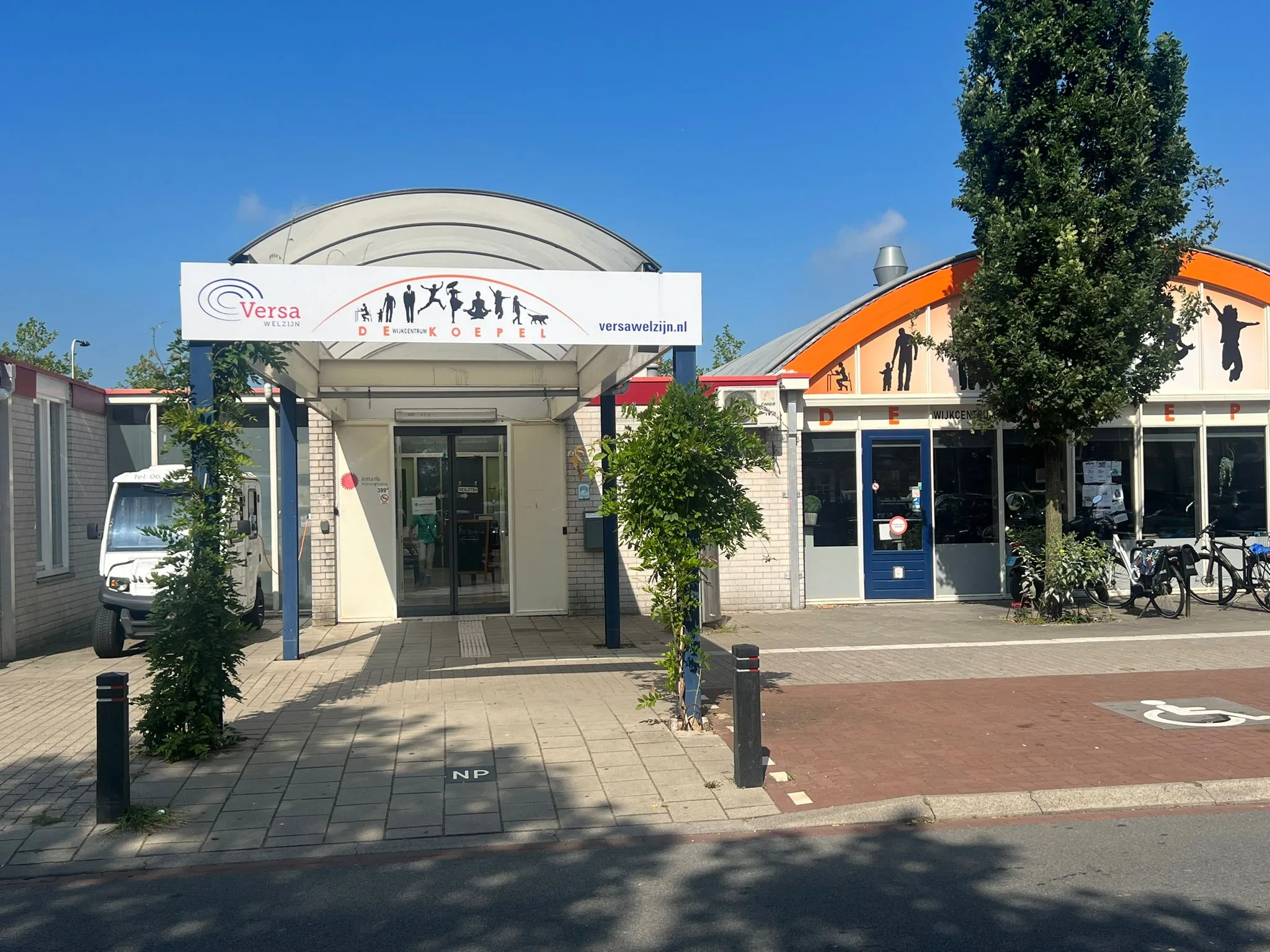 De ingang van wijkcentrum De Koepel in Kerkelanden, Hilversum