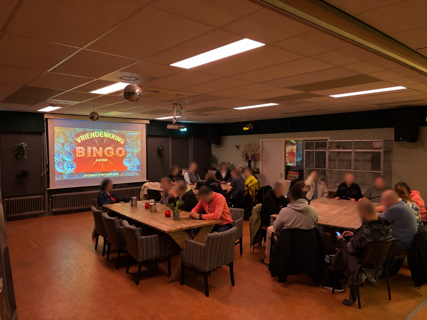 Samen aan tafel tijdens de bingo