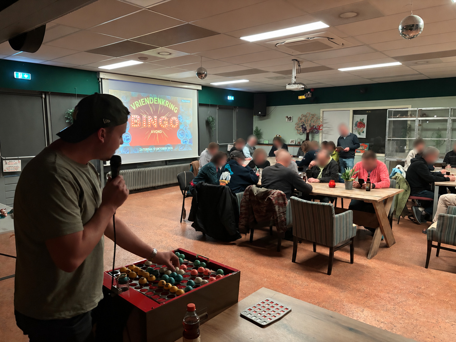 De bingo wordt voorgelezen terwijl een bingobal wordt gepakt