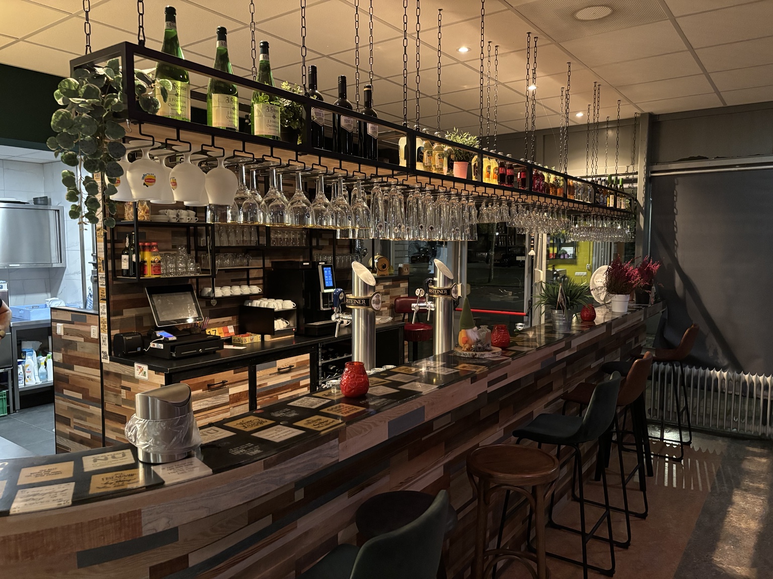 De gezellige bar in De Koepel